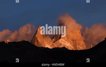 Lever du soleil sur le Mont Fitz Roy en Patagonie, Argentine. Banque D'Images