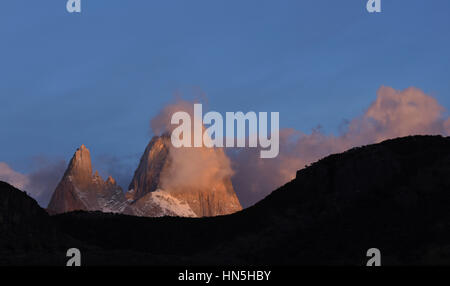 Lever du soleil sur le Mont Fitz Roy en Patagonie, Argentine. Banque D'Images