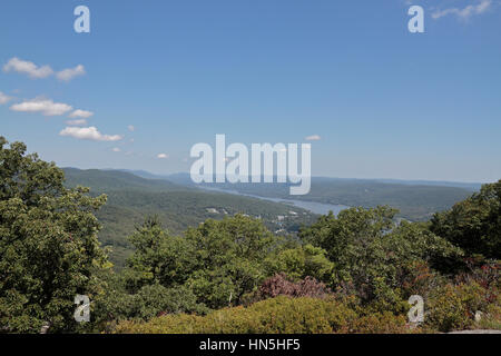 La vue incroyable à la recherche au nord vers la rivière Hudson de parc d'état de Bear Mountain, Rockland County, New York, United States. Ce point de vue est sur Banque D'Images