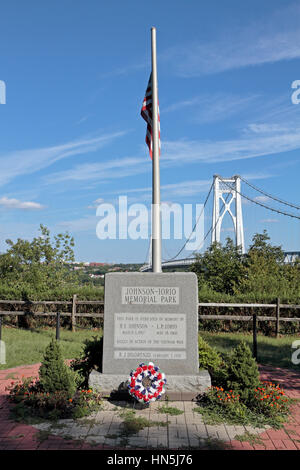 Johnson-Iorio Memorial Park à côté de la plaque à la mémoire de Franklin Delano Roosevelt Mid-Hudson Bridge sur le fleuve Hudson, Poughkeepsie, New York. Banque D'Images