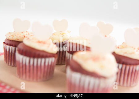 Cup cakes en forme de coeur sur papier contre fond blanc Banque D'Images