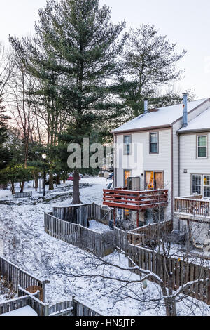 Fairfax, États-Unis - le 7 janvier 2017 : Arrière-cour dans quartier avec sol recouvert de neige Banque D'Images