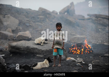 L'INDE Jharkhand Dhanbad, Jharia recueillir les enfants du charbon de burning coalfield de vendre le charbon à coke sur le marché pour la subsistance de sa famille / INDIEN, Jharia Kinder sammeln Kohle am Rande eines Kohletagebaus zum Verkauf als Koks auf dem Markt , verkokst gesammelte die junge Kohle, Hintergrund brennende Kohlefloeze Banque D'Images