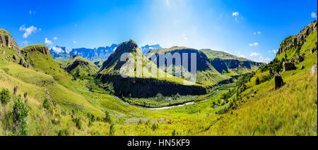 Afrique du Sud Drakensberg paysage panoramique vue panoramique impressionnante - Château de géants green large panorama avec sunny blue sky - vallée de montagnes,creek, Banque D'Images