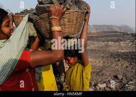 L'INDE Jharkhand Dhanbad, Jharia enfants Recueillir le charbon demeure le site de la décharge de l'Inde pour vendre du charbon comme le charbon à coke sur le marché pour la subsistance de sa famille / INDIEN Jharkand Jharia Dhanbad, Kinder sammeln Kohle auf einer Abraumhalde Kohletagebaus am Rande eines zum Verkauf als Koks auf dem Markt Banque D'Images