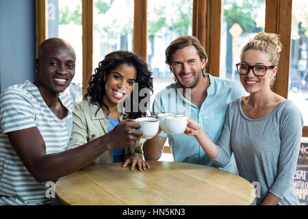 Portrait of happy friends toasting tasse de café dans la région de cafÃƒÂ© Banque D'Images