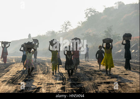 L'INDE Jharkhand Dhanbad, Jharia enfants Recueillir le charbon demeure le site de la décharge de l'Inde pour vendre du charbon comme le charbon à coke sur le marché pour la subsistance de sa famille / INDIEN Jharkand Jharia Dhanbad, Kinder sammeln Kohle auf einer Abraumhalde Kohletagebaus am Rande eines zum Verkauf als Koks auf dem Markt Banque D'Images