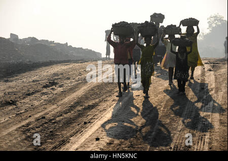 L'INDE Jharkhand Dhanbad, Jharia enfants Recueillir le charbon demeure le site de la décharge de l'Inde pour vendre du charbon comme le charbon à coke sur le marché pour la subsistance de sa famille / INDIEN Jharkand Jharia Dhanbad, Kinder sammeln Kohle auf einer Abraumhalde Kohletagebaus am Rande eines zum Verkauf als Koks auf dem Markt Banque D'Images