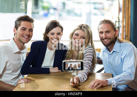 Happy friends à partir de votre téléphone mobile en selfies cafÃƒÂ© Banque D'Images