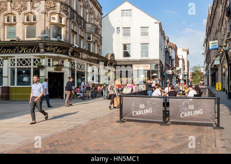 Au début de l'été soirée avec les gens de boire à l'extérieur dans un pub dans le centre-ville de Nottingham, Angleterre, RU Banque D'Images