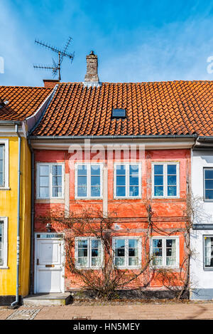 L'un des nombreux petits bâtiments dans la vieille ville de Helsingor au Danemark. Banque D'Images