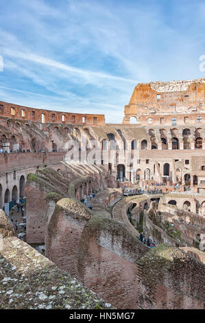 ROME, ITALIE - 7 janvier 2014 : une vue de l'impressionnant Colisée romain antique situé dans la capitale de l'Italie Rome. Banque D'Images