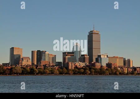 À la recherche sur la Charles River, vers l'horizon de Boston, Boston, Massachusetts, United States. Banque D'Images