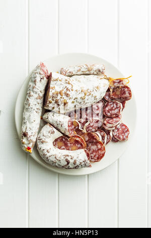 Tranches de salami savoureux avec la moisissure blanche. Banque D'Images