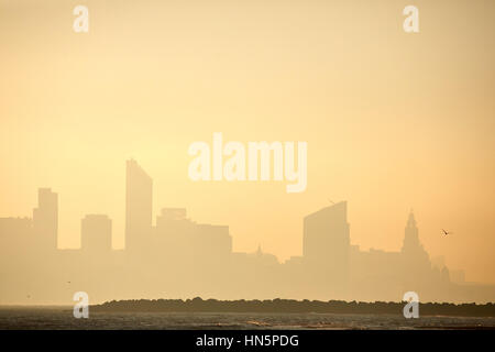 Liverpool Bay golden sunrise de New Brighton Beach à Wallasey, Merseyside, Wirral, England, UK à pour voir sur le centre-ville waterfront s Banque D'Images