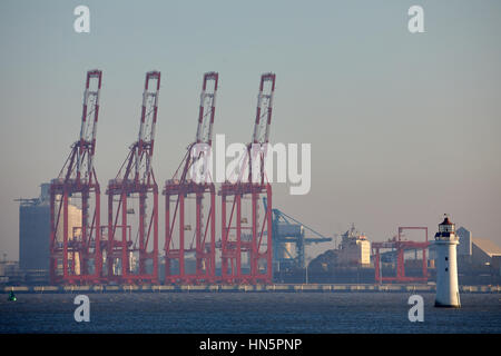 La baie Liverpool Peel nouveau Fort rouge Perchaude Rock gothique Cranes Golden orange lever du soleil derrière prises à partir de la nouvelle plage de Brighton à Wallasey, Merseyside, Wirral, Angleterre, Banque D'Images