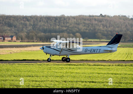 Reims Cessna F152 roulait à Wellesbourne Airfield, Warwickshire, UK (G-ENTT) Banque D'Images