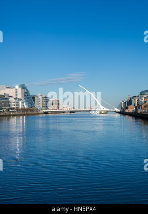 DUBLIN, IRLANDE - 14 avril 2015 : Samuel Beckett pont traversant la rivière Liffey à Dublin, Irlande Banque D'Images