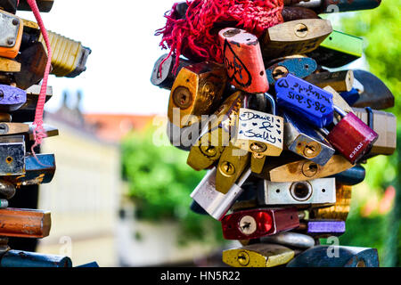 L'amour se verrouille à Prague Banque D'Images