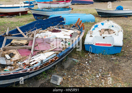De vieilles épaves sloop de pêche sur la plage de Sicile Banque D'Images