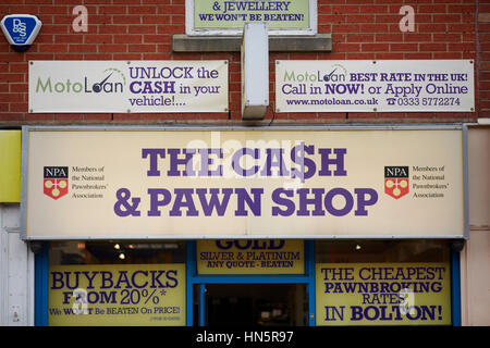 De l'extérieur store affiche à l'extérieur de la Caisse et magasin de jouet à gage signe à Bolton Centre Ville, Lancashire, England, UK Banque D'Images