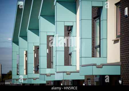 Le parc de logements de nouvelle construction de style moderne de développement des maisons mitoyennes dans le domaine de la régénération d'une journée ensoleillée à Gorton, Manchester, Angleterre, Royaume-Uni. Banque D'Images