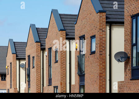 Journée ensoleillée près de la conception moderne de nouvelle construction brique Barratt housing estate site de développement, en Angleterre Banque D'Images