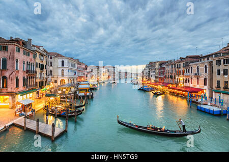 Vue sur le Grand Canal de nuit depuis le pont du Rialto, Venise, Italie Banque D'Images