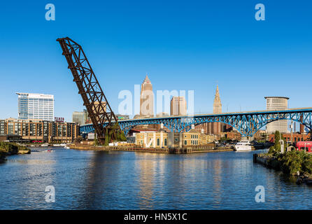 La ville et la rivière Cuyahoga, Cleveland, Ohio, USA. Banque D'Images