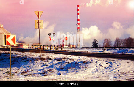 Paysage industriel. Tuyau de fumée d'usine, polluant l'atmosphère.Plante.Le danger de l'environnement Banque D'Images