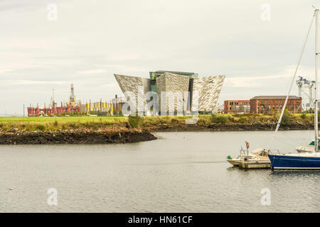 Titanic Belfast est une attraction touristique et musée de l'ancien chantiers navals Harland & Wolff de Belfast's 'Titanic Quarter', l'Irlande du Nord. Banque D'Images