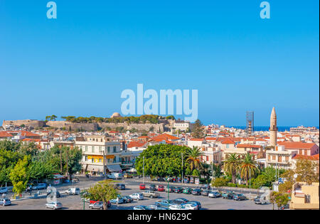 RETHYMNO, GRÈCE - 15 octobre 2013 : La vue sur la partie centrale de la ville avec la citadelle médiévale sur l'arrière-plan, le 15 octobre dans la région de Rethymno. Banque D'Images