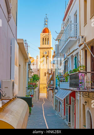 La vue sur le clocher de l'Église Métropolitaine par la petite ruelle, Rethymno, Grèce Banque D'Images