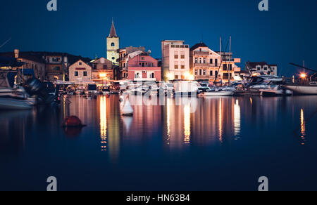 Remorquer de Pirovac la nuit, Croatie Banque D'Images