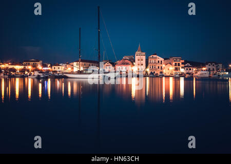 Remorquer de Pirovac la nuit, Croatie Banque D'Images