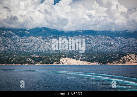 Voir tout en prenant le ferry à Jablanac à l'île de Rab en Croatie Banque D'Images