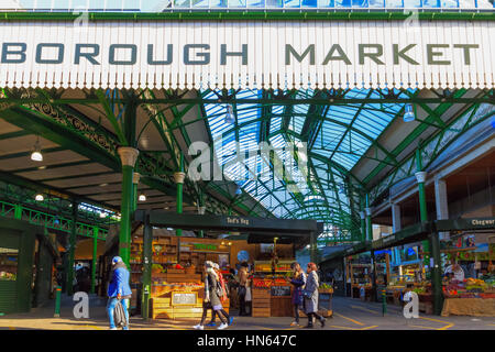 Londres, UK - 7 novembre 2016 - Les touristes et les stands de nourriture à Borough Market Banque D'Images