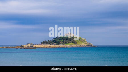 Royaume-uni, le sud-ouest de l'Angleterre, Cornwall, Marazian, vue de St Michael's Mount de Marazion Beach Banque D'Images