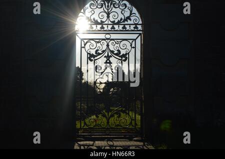 Porte de jardin en fonte qui se profile au château d'Howard Banque D'Images