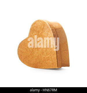 Boîte cadeau fermée en forme de coeur comme maison de vacances présent, seul objet isolé sur fond blanc avec clipping path Banque D'Images