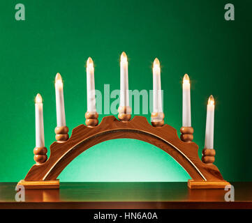 Chandelier en bois de Noël avec des ampoules électriques sur fond vert, l'éclairage et la décoration de l'avent Banque D'Images