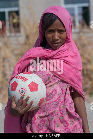 Portrait d'une tribu Afar girl in pink voile avec un ballon, région Afar, Semera, Ethiopie Banque D'Images