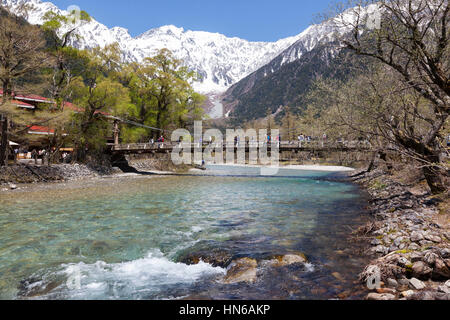 KAMIKOCHI, JAPON - 19 mai : les gens à l'aide de pont du kappa pour traverser la rivière Azusa dans la région de randonnée populaire de Kamikochi le 19 mai 2012. L'summi Banque D'Images