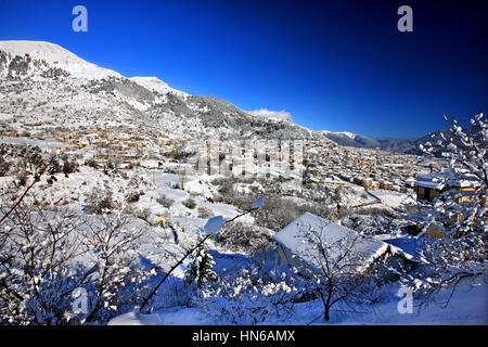 Vue de la ville de Karpenisi et Velouchi (ou 'Tymphristos') montagne. Karpenissi est le 'capital' de Evrytania préfecture, Grèce centrale Banque D'Images