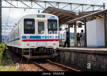 HIROSHIMA, JAPON - 4 Mai : un train JR attend à la plate-forme de la gare de Mitaki, Hiroshima, Japon, le 4 mai 2012. La Garde côtière canadienne se dresse sur la Banque D'Images