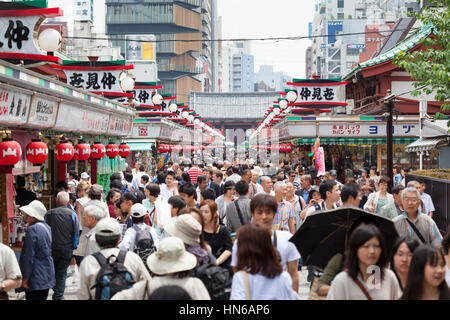 TOKYO - Le 24 mai : la Rue Commerçante Nakamise à Asakusa, Tokyo rempli de touristes le 24 mai 2012. L'occupé arcade relie le Temple Senso-ji à il est hors Banque D'Images