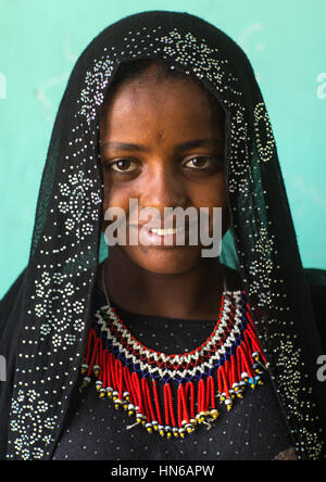 Portrait d'une tribu Afar fille aux cheveux tressés et collier et boucles, région Afar, Semera, Ethiopie Banque D'Images