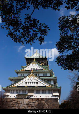 OSAKA, JAPON - 14 mars : La tour principale du château d'Osaka entourée d'arbres dans le parc du château d'Osaka, au Japon le 14 mars 2012. Le bâtiment est un c Banque D'Images