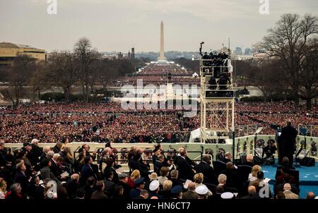 Une foule se rassemble devant le Monument de Washington lors de la 58e Cérémonie d'investiture de Donald Trump, 20 janvier 2017 à Washington, DC. Banque D'Images
