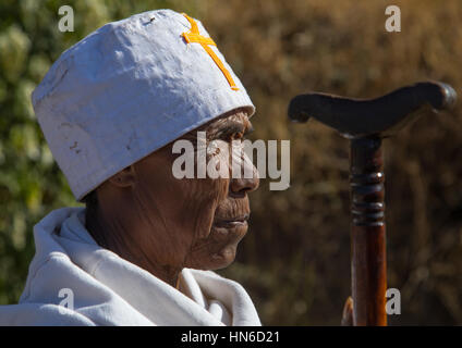 Moine éthiopien femme avec son bâton lors de l'épiphanie Timkat festival, région d'Amhara, Lalibela, Éthiopie Banque D'Images